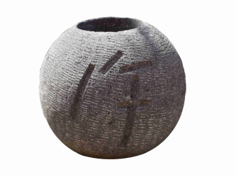 Lávová nádržka tsukubai s čínskými znaky pr. 28-30 cm