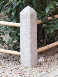Žulový plotový sloupek - rohový 60 cm